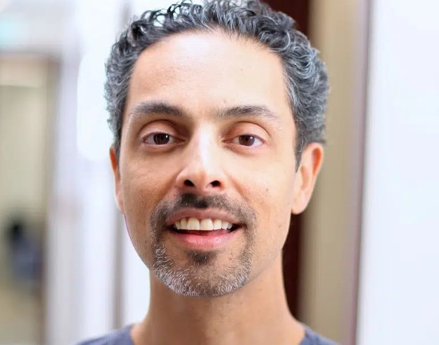 Dr Julian de Silva
